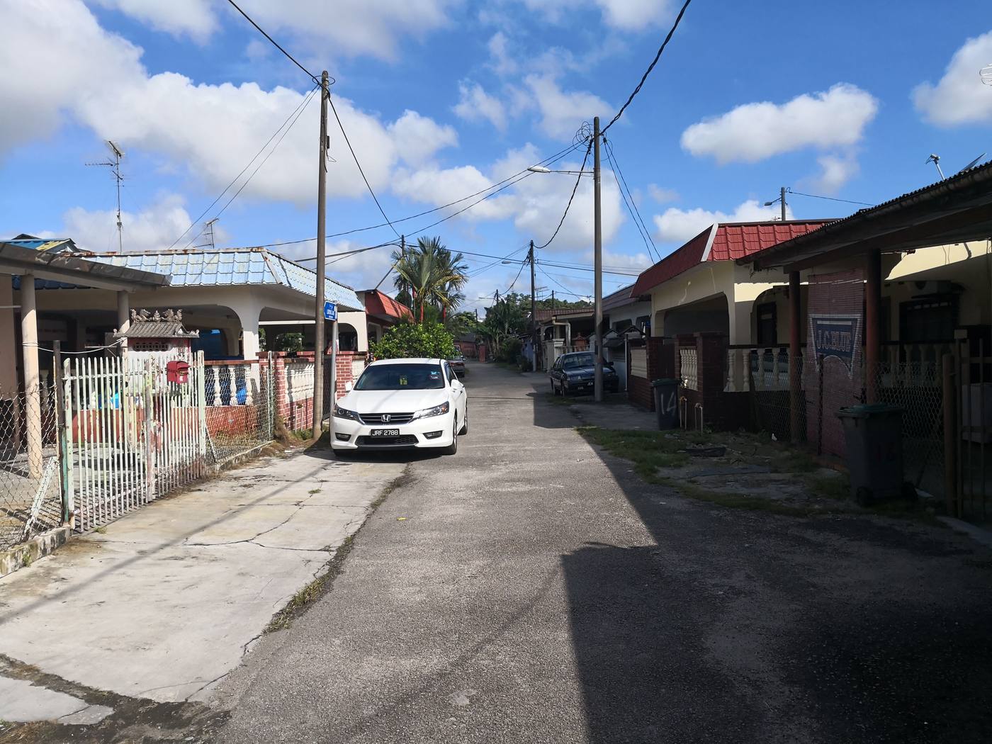 Pemandangan jalan hadapan House 16, kawasan perumahan Senai